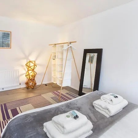 Lunar Retreat Centre & Free Parking Apartment