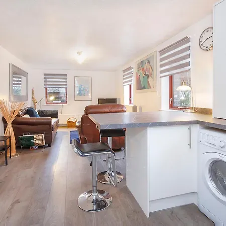 Lunar Retreat Centre & Free Parking Apartment York