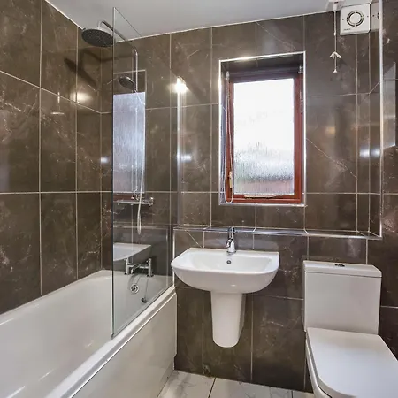 Lunar Retreat Centre & Free Parking *