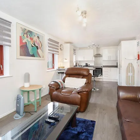 Lunar Retreat Centre & Free Parking
