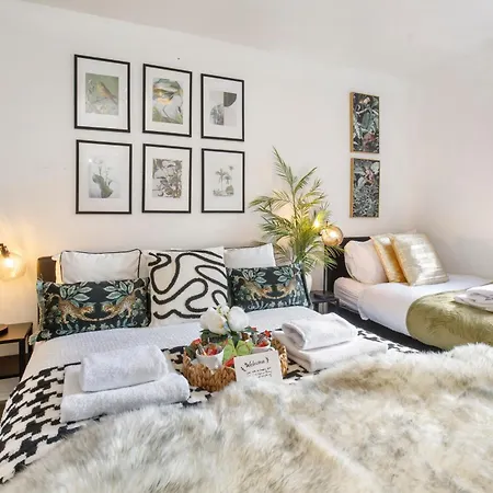 Lunar Retreat Centre & Free Parking *