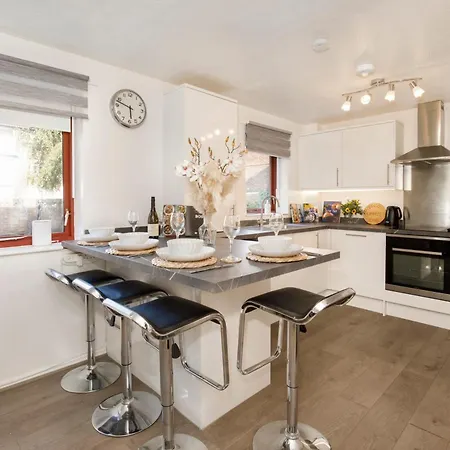 Lunar Retreat Centre & Free Parking