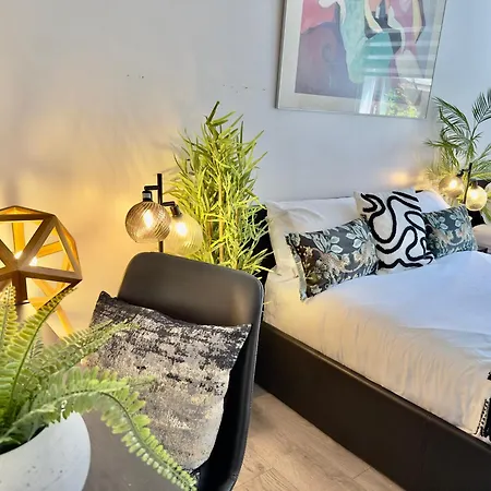 Apartamento Lunar Retreat Centre & Free Parking *