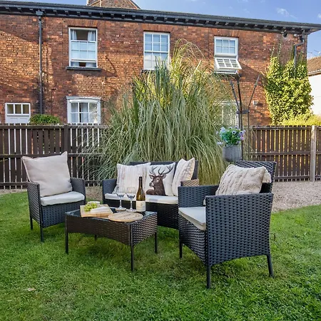 Lunar Retreat Centre & Free Parking *