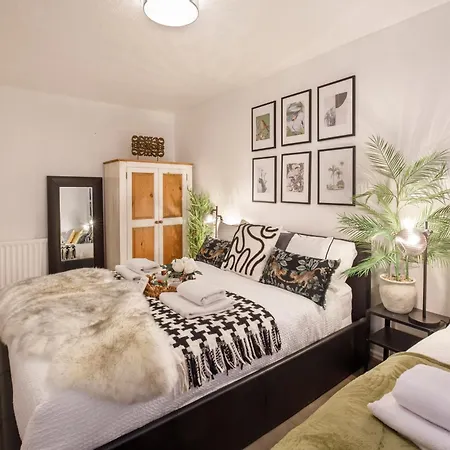 Lunar Retreat Centre & Free Parking *