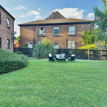 Lunar Retreat Centre & Free Parking